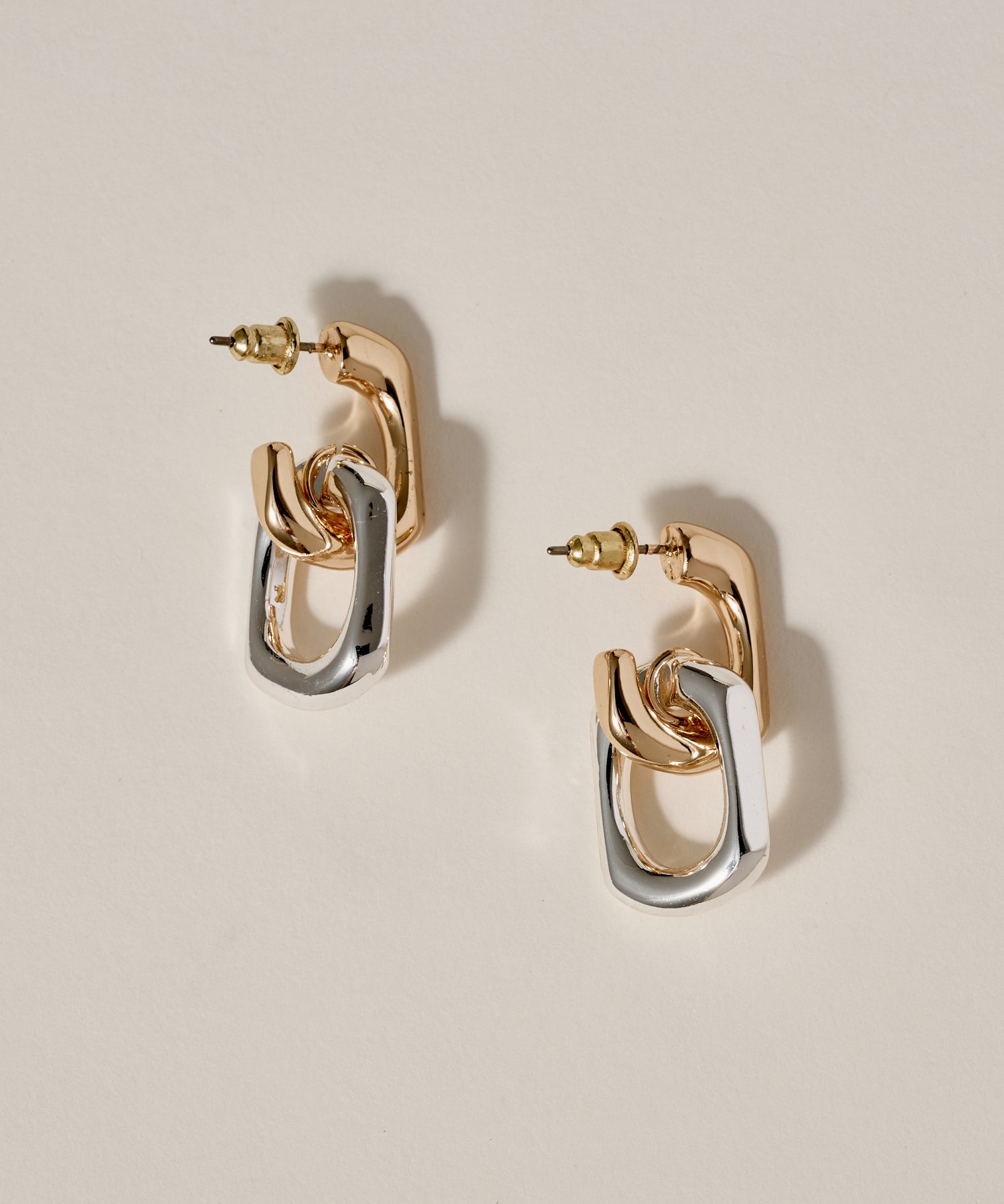 ゴールド&シルバーの重ねづけでおしゃれに。アクセサリー重ねづけの