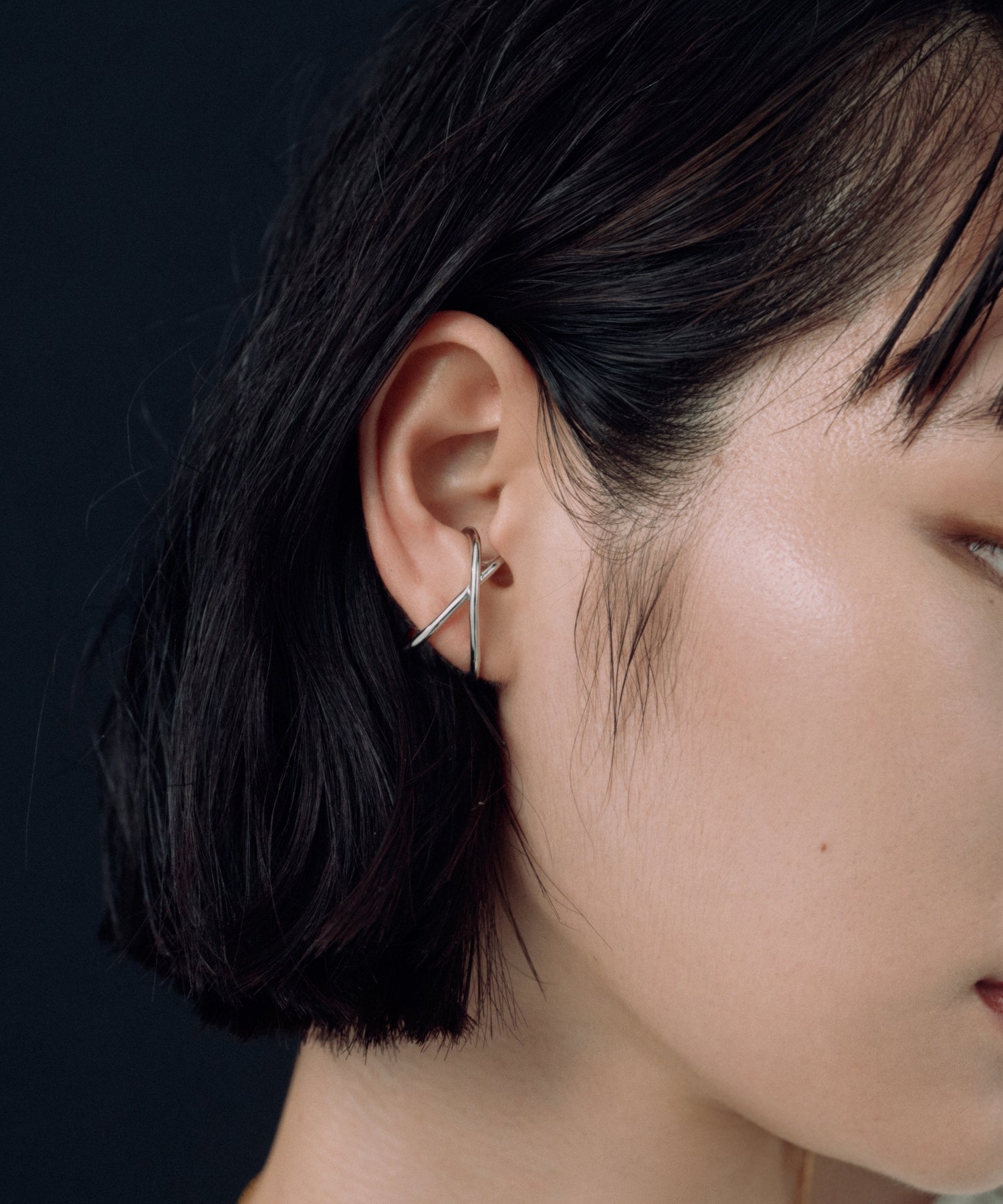 Lower Cross Line Ear Cuff | 大人のための毎日使えるイヤーカフ通販