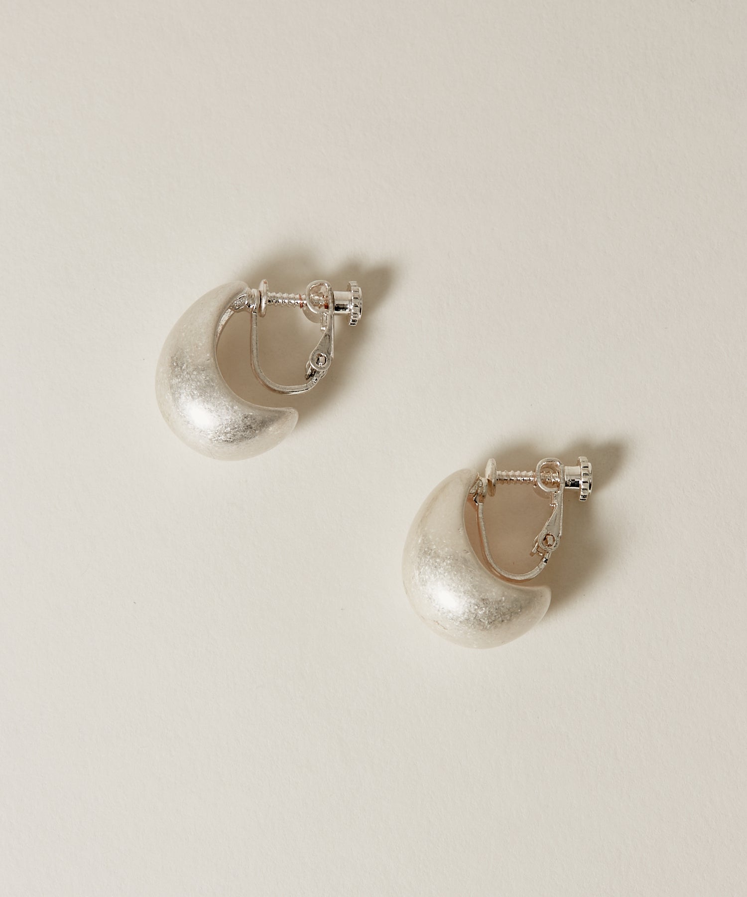 マットな質感のイヤリング