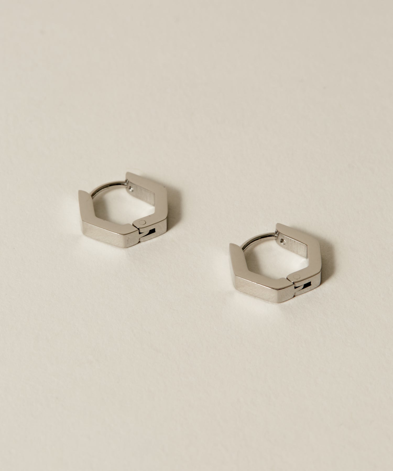 Hinged Hexagon Hoop Pierce［Stainless］ | 大人の毎日使えるピアス