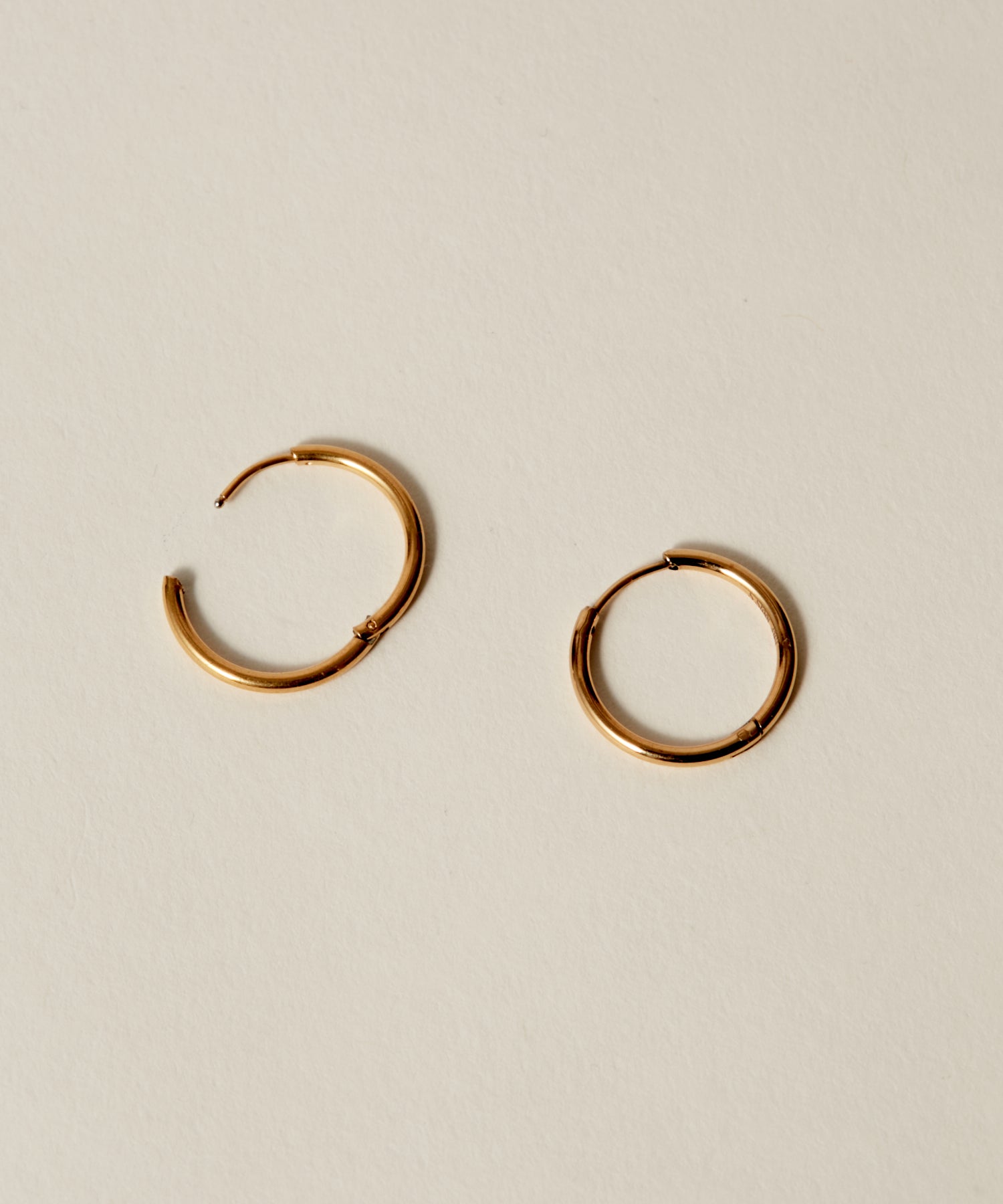 Hinged Thin Hoop Pierce［Stainless］ | 大人の毎日使えるピアス通販