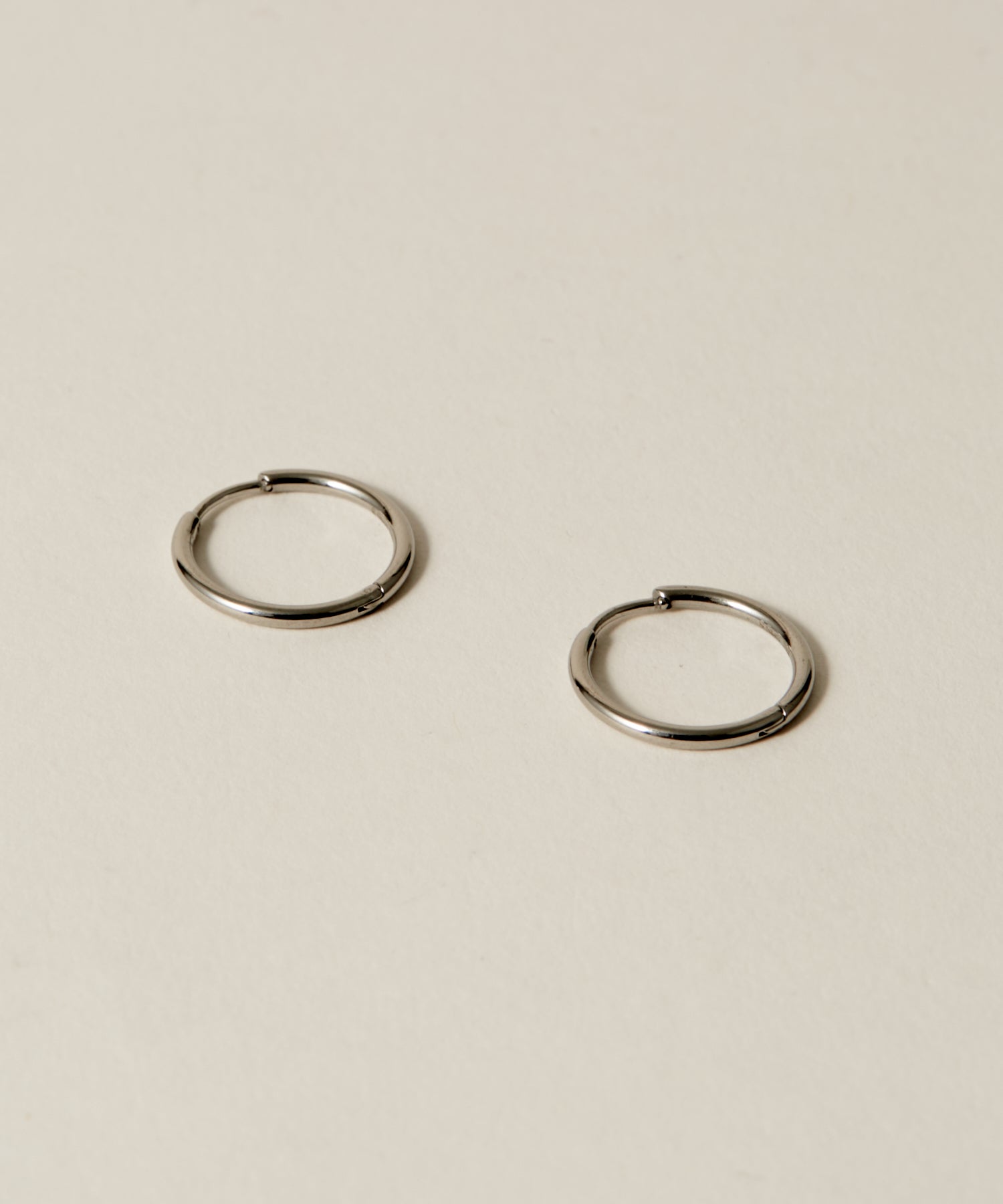 Hinged Thin Hoop Pierce［Stainless］ | 大人の毎日使えるピアス通販