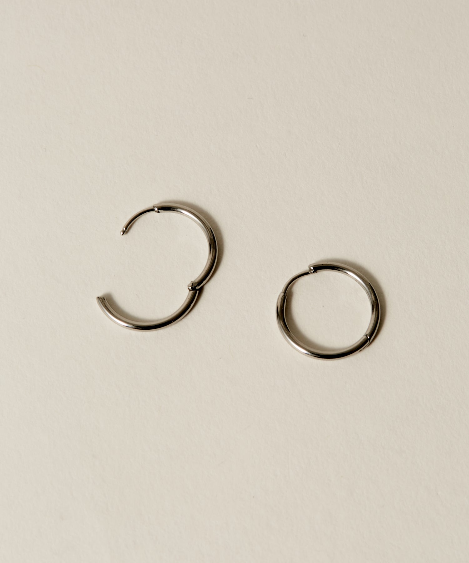 Hinged Thin Hoop Pierce［Stainless］ | 大人の毎日使えるピアス通販