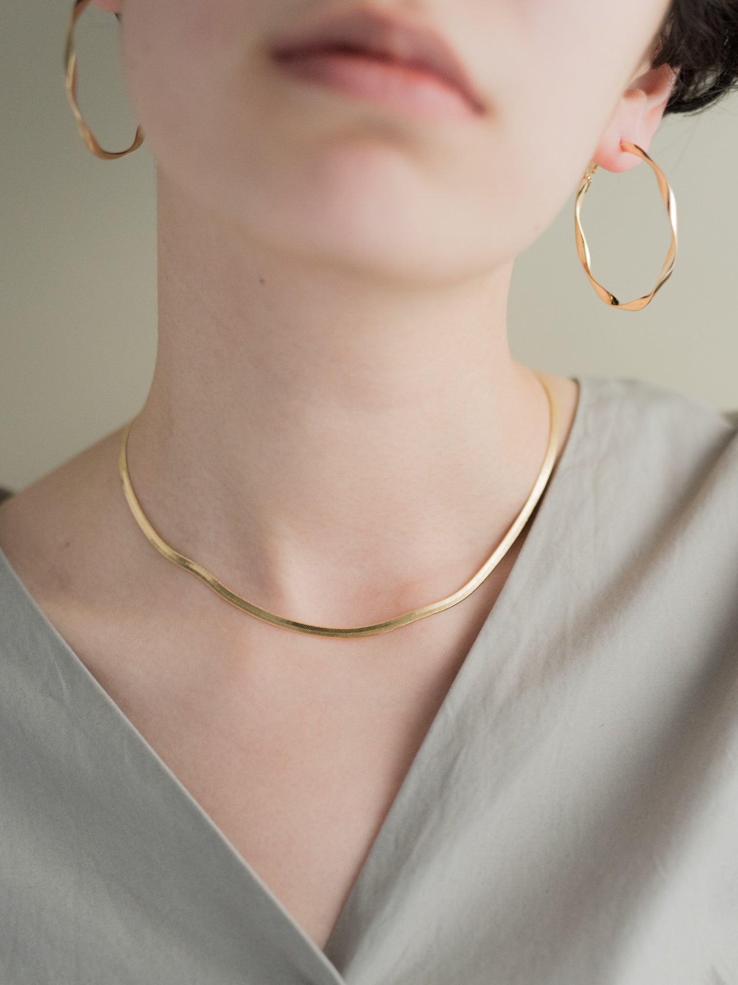 シンプルな幅広チェーンのネックレス